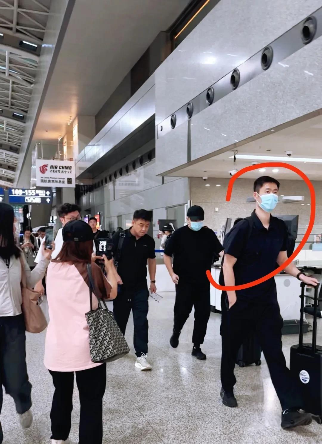 昨天成都双流机场，许多美女粉丝自发组织来欢送教练组！王励勤一脸严肃，反映出了
