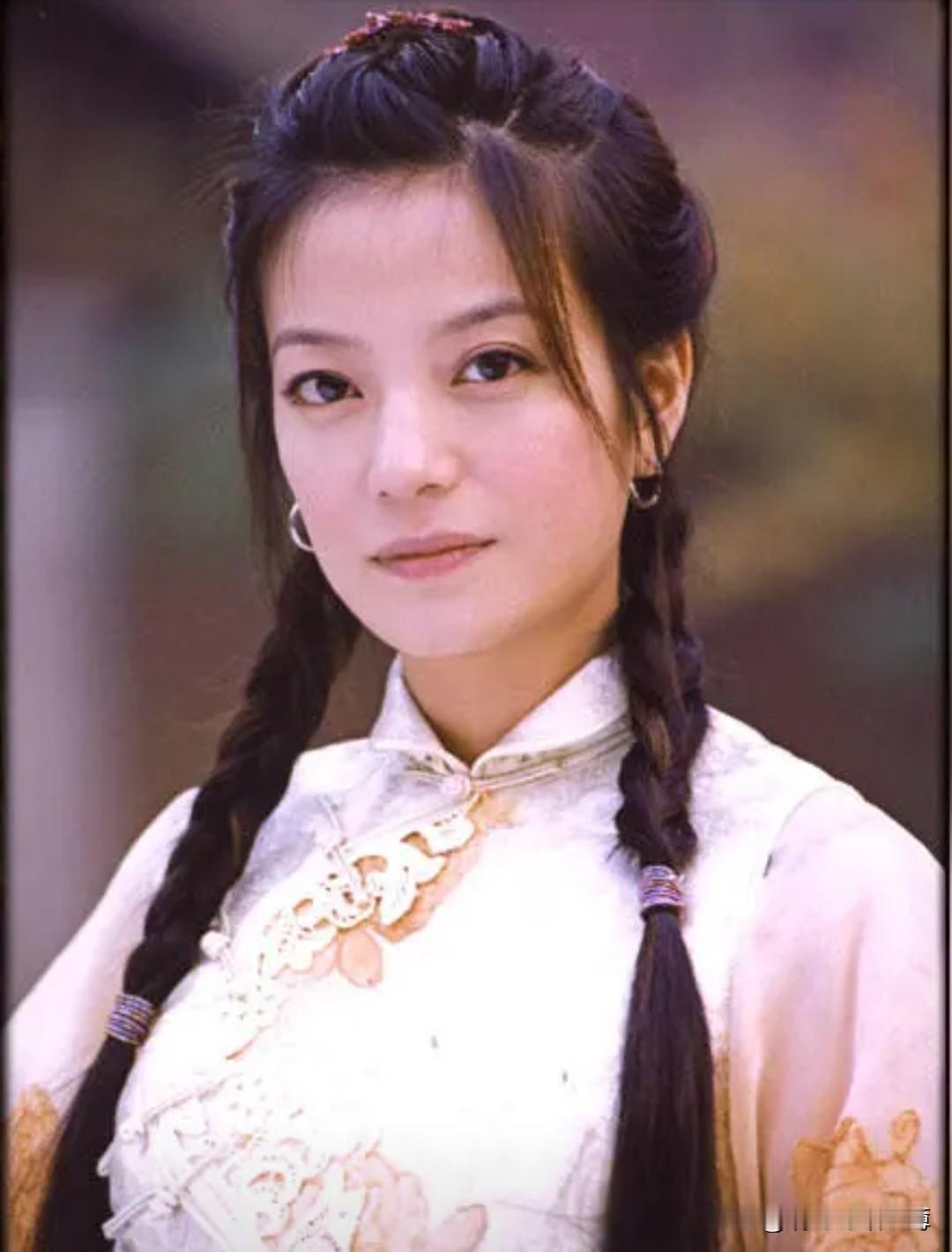 写一个女人有钱不写她开兰博基尼用雅诗兰黛一万一桌的酒席可劲造吃一桌，扔一