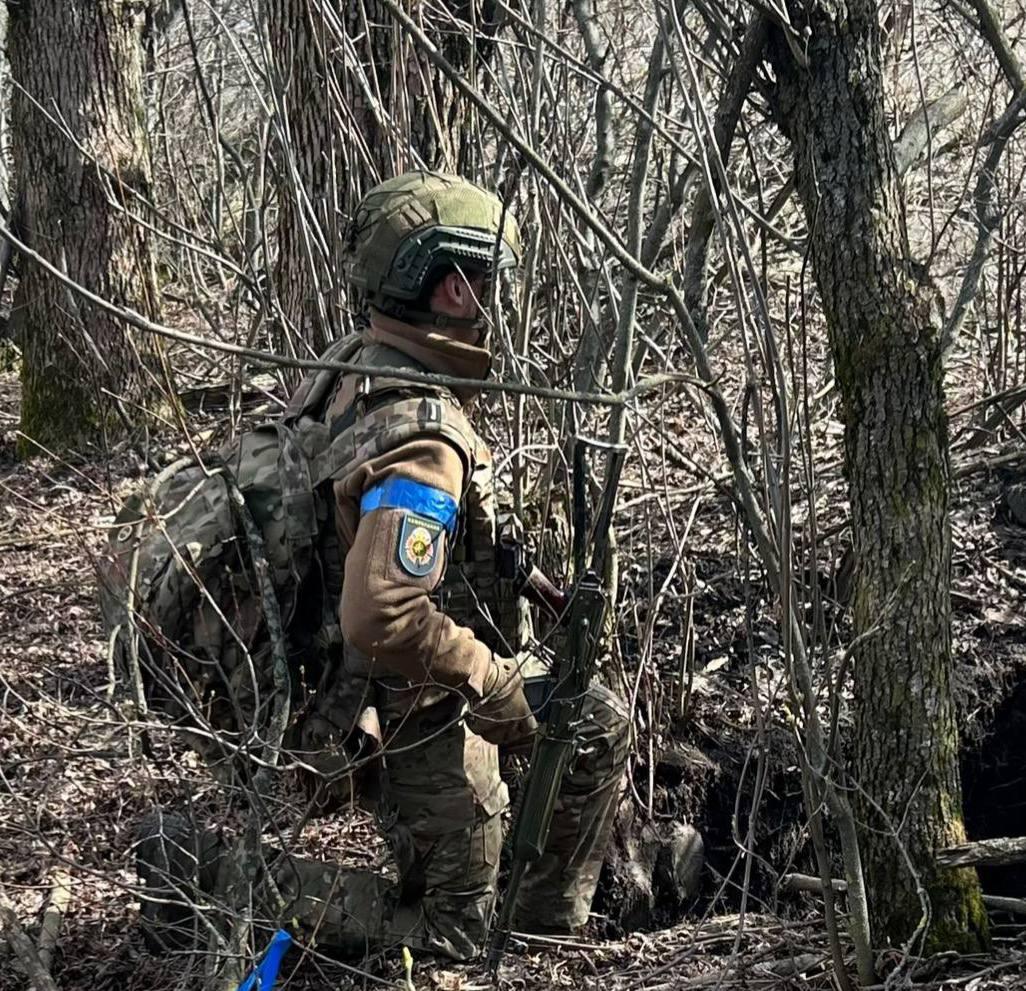 俄军展示了一名来自第一特种部队旅的侦察破坏小组（DRG）指挥官，他手持缴获的武器