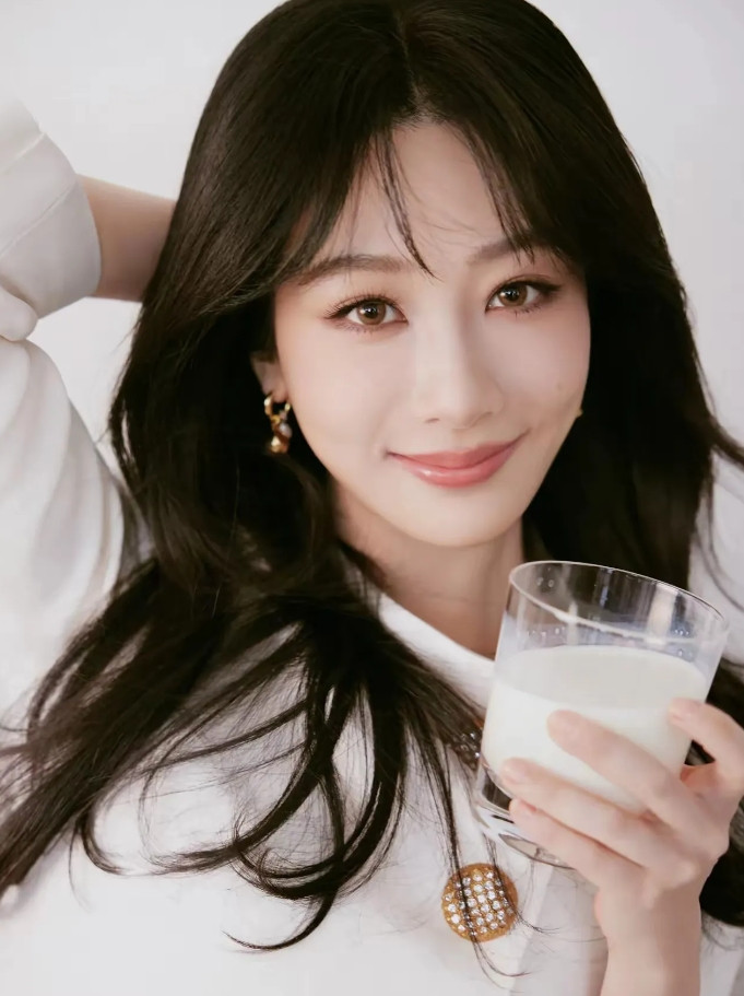 我问闺蜜，杨紫会不会塌房？她说，不会。因为她活的通透。别的女明星还在焦