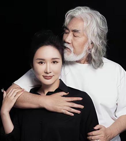 同为老夫少妻，王石在婚姻中处于被动地位，张纪中在娱乐圈风光多年。王石和张纪中年