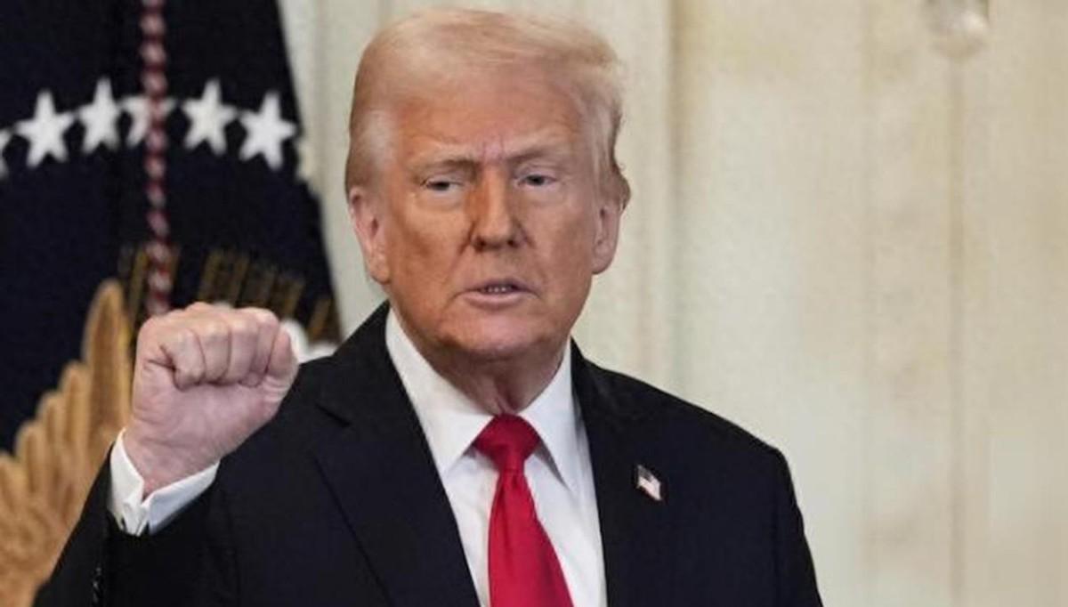 政府停摆了，DHS没钱了，明尼阿波利斯街上还在贴“ICE滚蛋”的海报。今天是2