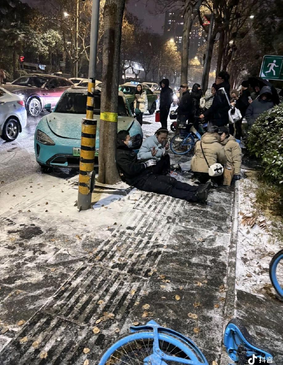 陕西西安，某米素妻小车疑是没有踩住刹车，就这样将在人行横道上行走的路人撞翻了几个