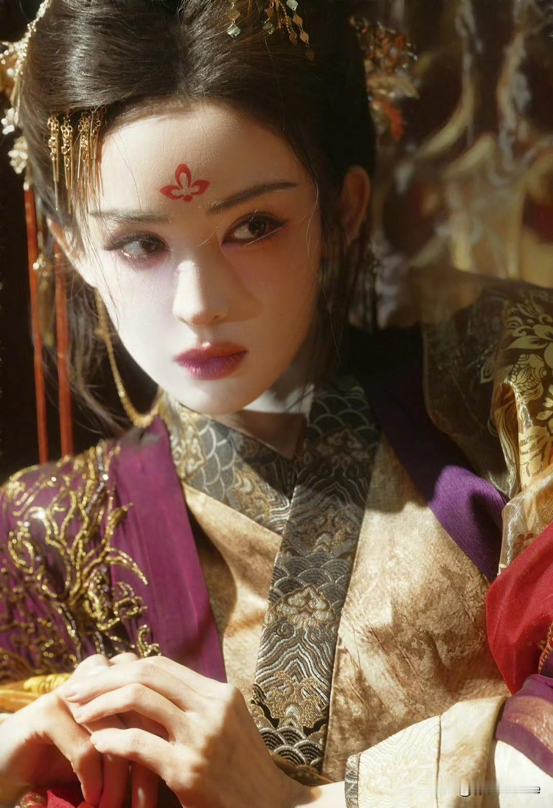 1月21日，夏弃疾说娜扎美的很不简单发现古力娜扎很适合这种暗黑风，紫色下眼影是