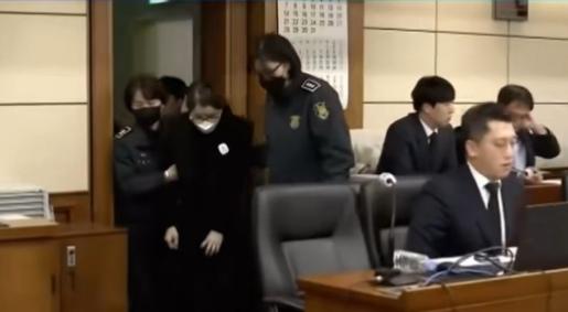 韩国总统是第一深情还是第一大怨种？不知不觉，韩国“紧急戒严”事