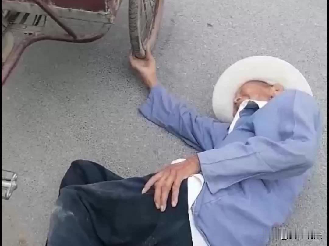 湖北襄阳，一店铺老板娘让员工倒垃圾，员工将垃圾直接倒在一荒地里，因荒地是一7旬大