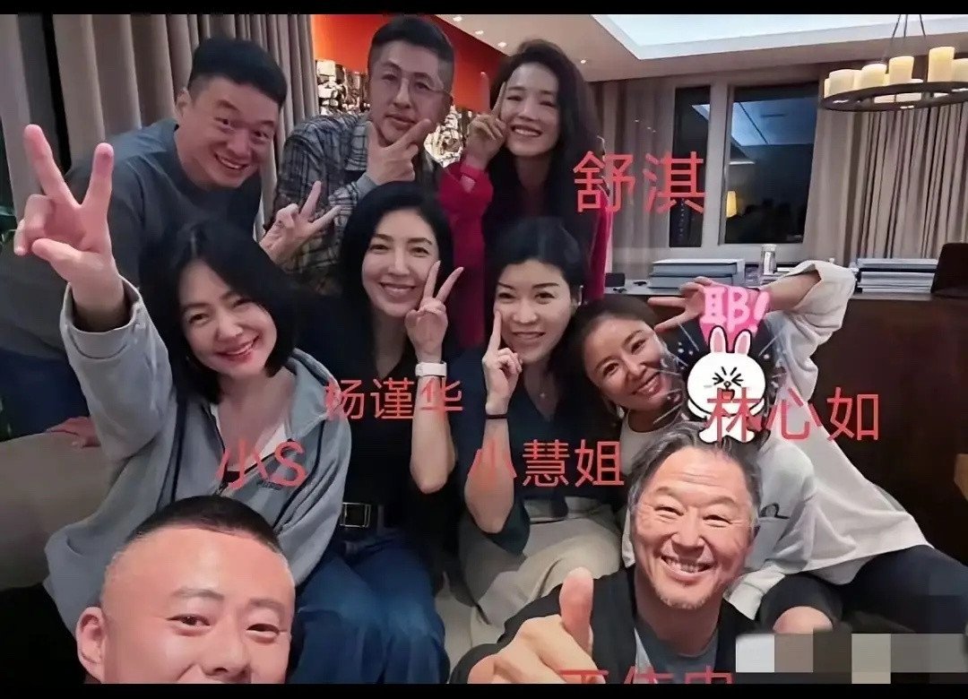 据说小S已走出失去姐姐的伤痛中，和好友舒淇、林心如、还有王伟忠等众人聚会，笑容满