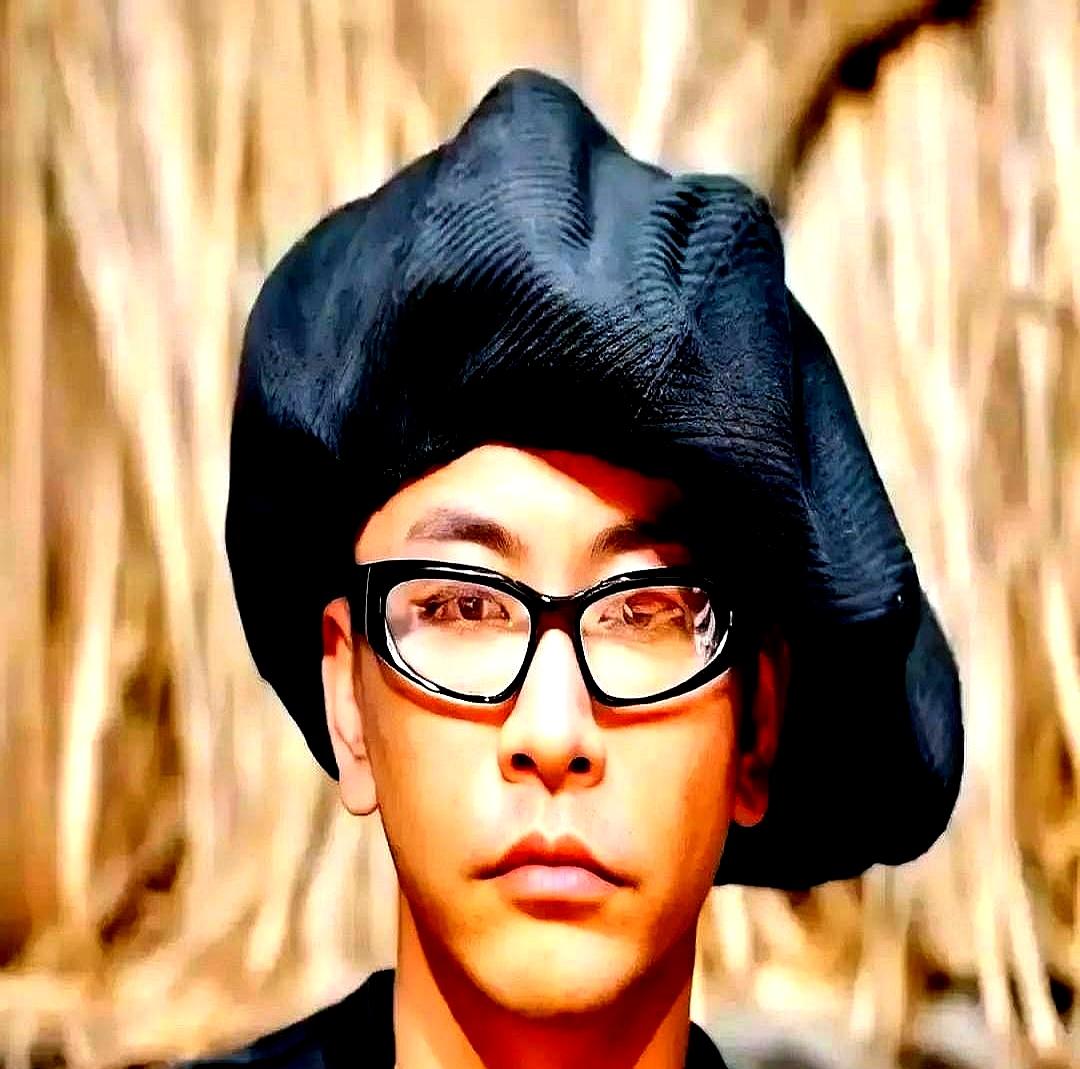 何美延在节目里直接问梁淞是不是想靠她进圈。人家姑娘都问到这份上了，他梁淞