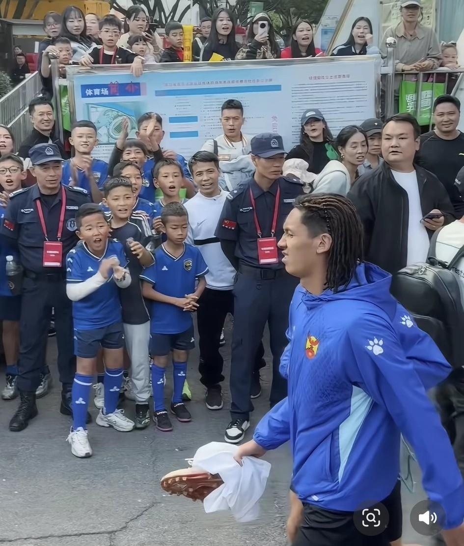 “凉山队88号日火瓦体飞踹主裁判”这个事情出来后。网上评论都在为凉山队和凉山文旅
