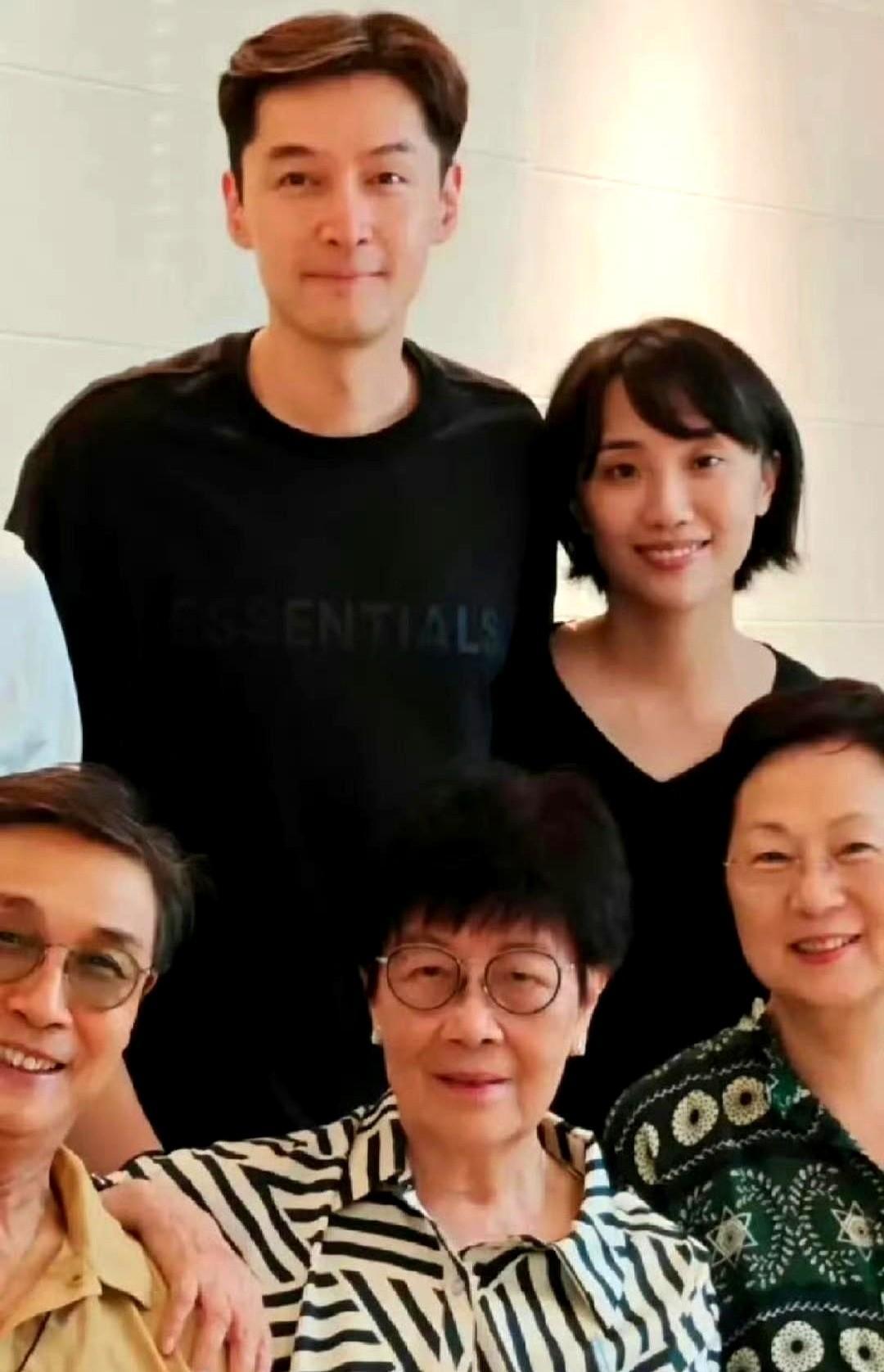 胡歌对着刚出生的儿子说要“冷静冷静”。对自己三岁的女儿呢？是揣在怀里，带上4