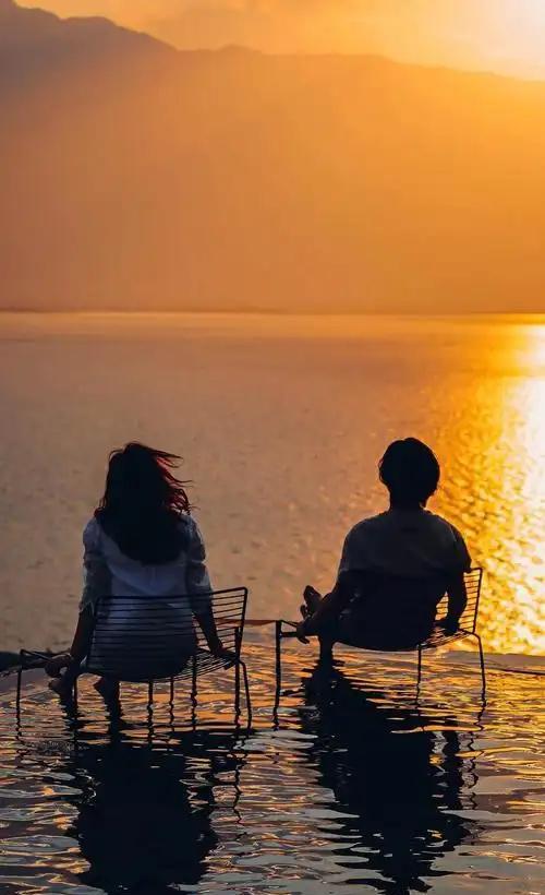 40岁以后，还有异性接近你，一般都是这3个目的。咖啡馆靠窗的位置，他把菜单推