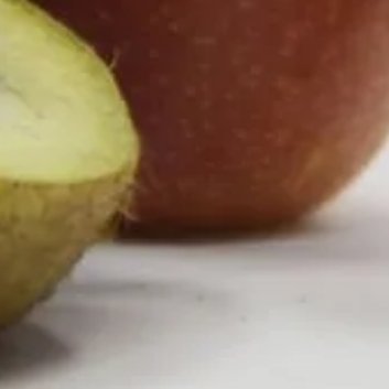 种植🍎苹果的种植技术主要包括以下几个方面：1.种植位置：选择朝阳的位置，日