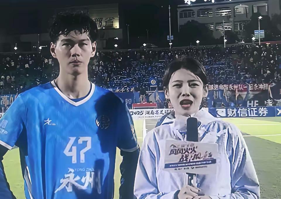 永州队开场就干了一球，长沙队24人轮着上，像打游击。补时11分钟，裁判没喊停，