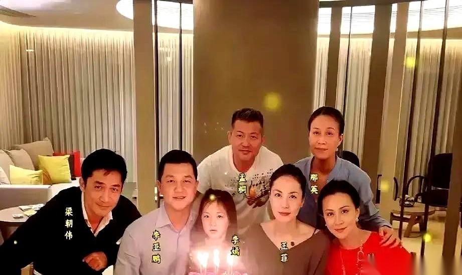 李嫣自己放出了一张照片。照片里，是她离了十二年的爸妈，王菲和李亚鹏。一张桌子