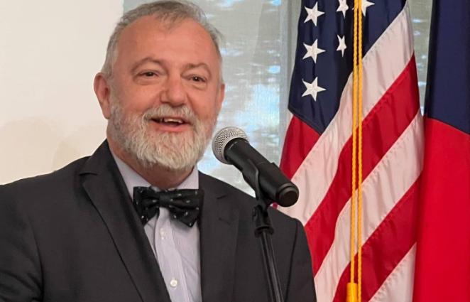 捷克的这波操作堪称是“既要又要”，捷克新政府正准备改善与中国的关系，与此同时他们