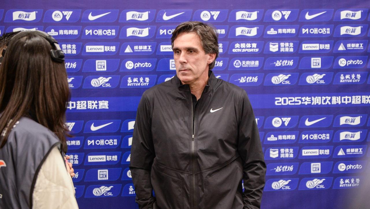 中国足协就是典型不负责任！说好的全球海选，结果转了一圈选了本土教练邵佳一。说句实