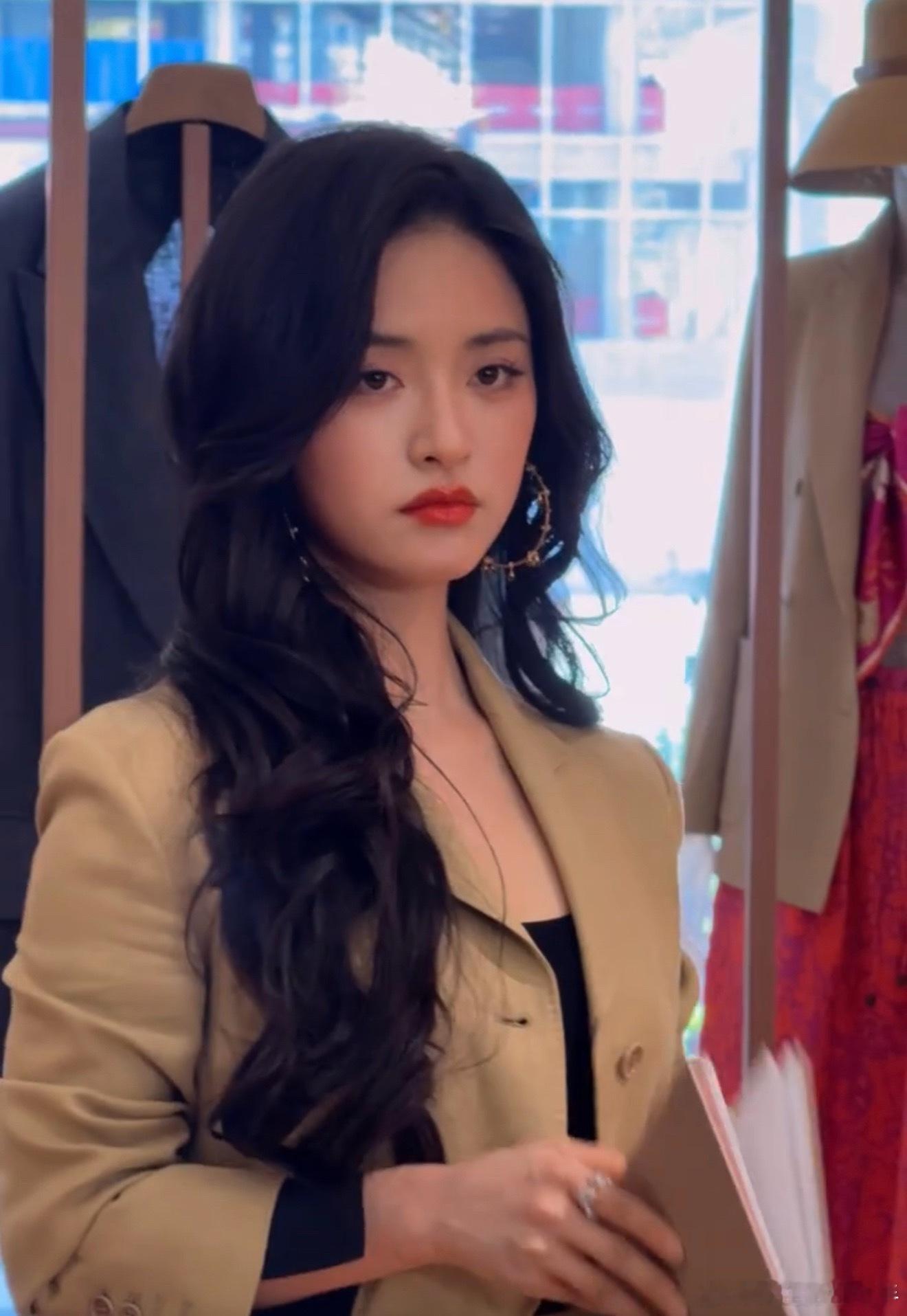 沈月卷发红唇8年前的沈月vs现在的沈月，卷发➕红唇越来越美了！沈月卡其色套装