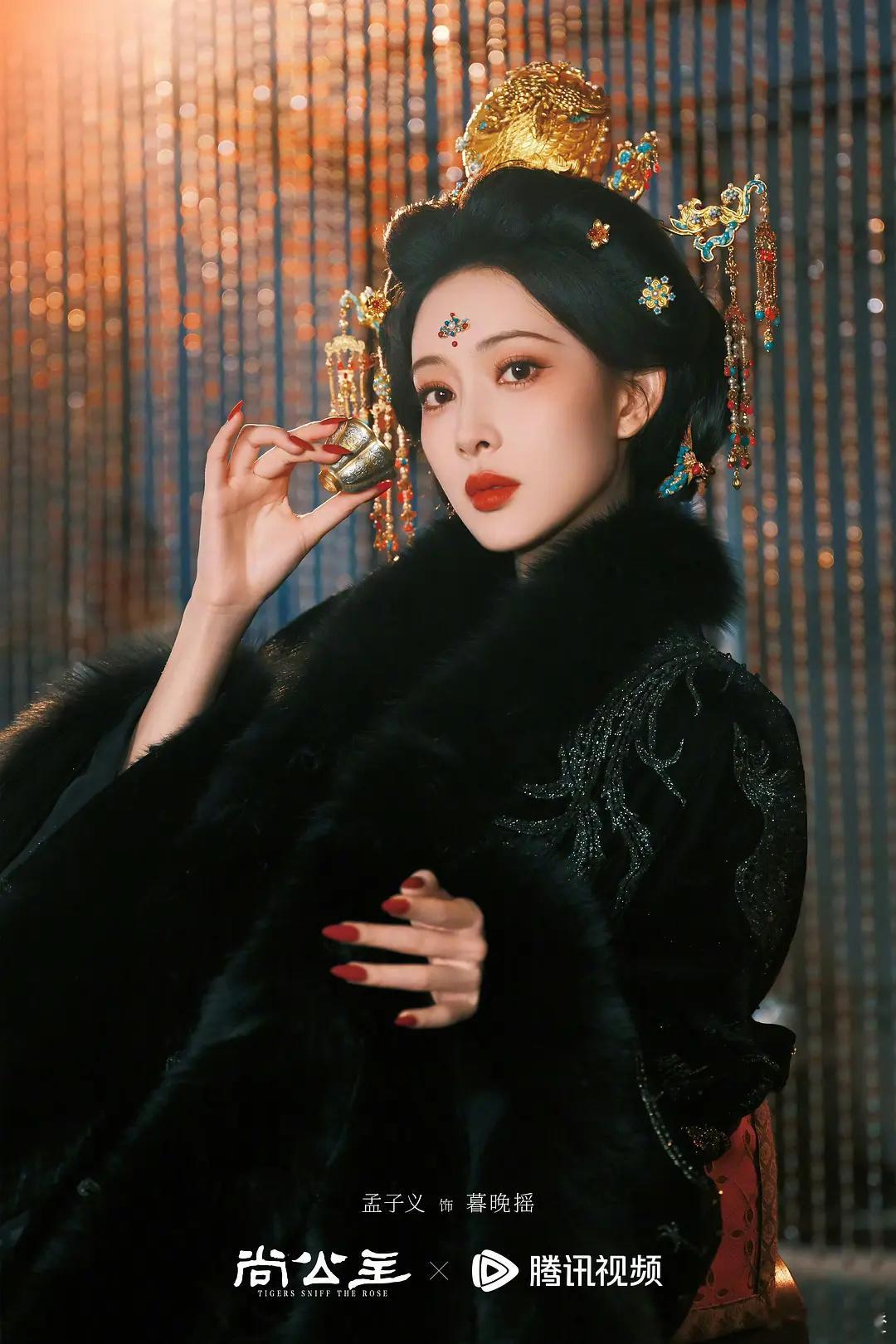 为什么尚公主这质感隐隐约约有点子影楼风。。摇摇是红衣。又美艳又华丽。。和黑大氅好