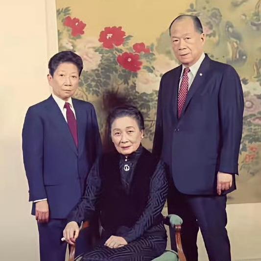 1987年，宋美龄和两个外甥孔令伟、孔令侃，一张罕见的合影，他们三人都没有留下后