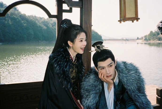 白鹿王星越同舟共渡 白鹿随手晒了十八宫格，白鹿王星越同舟共渡合照有点说法，这里