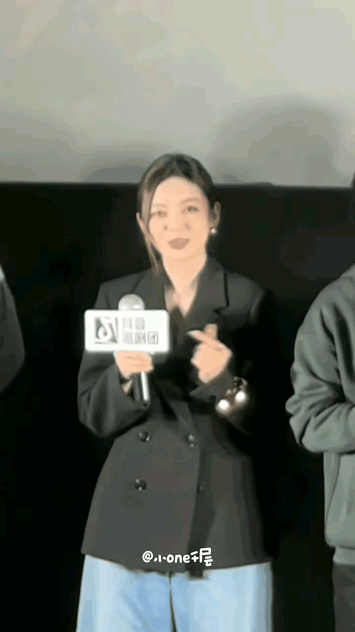 第一次看见裤子穿的这么难看的，两条腿都成罗圈腿了，还看不见鞋子，这腿能有多短，真