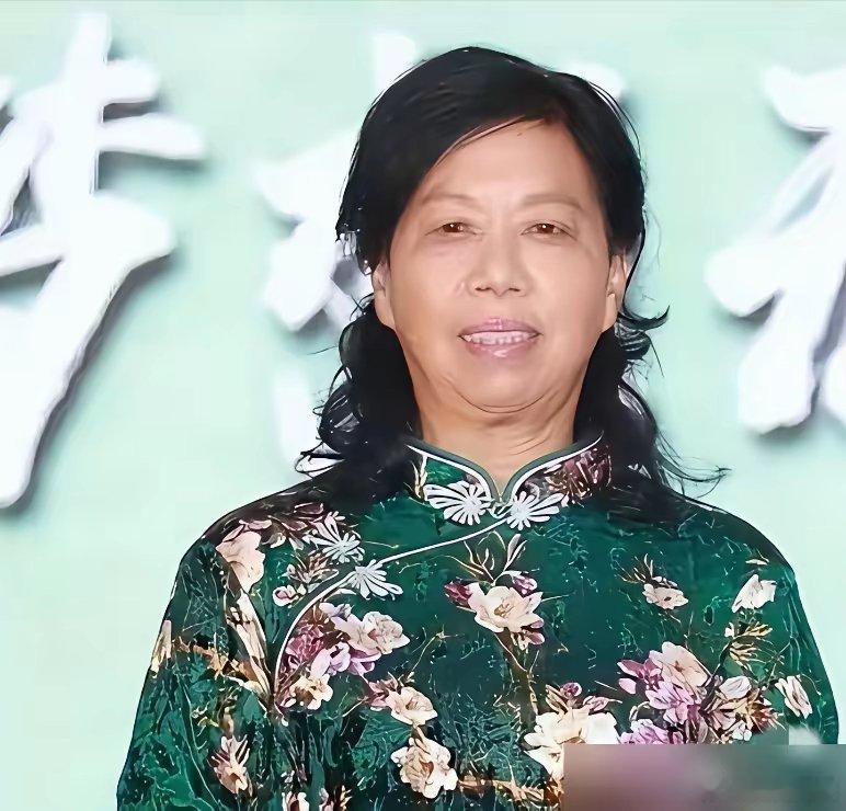 周星驰新片砸了重金，请了张小斐、迪丽热巴，结果风头全被一个大妈抢光了。没错，又是