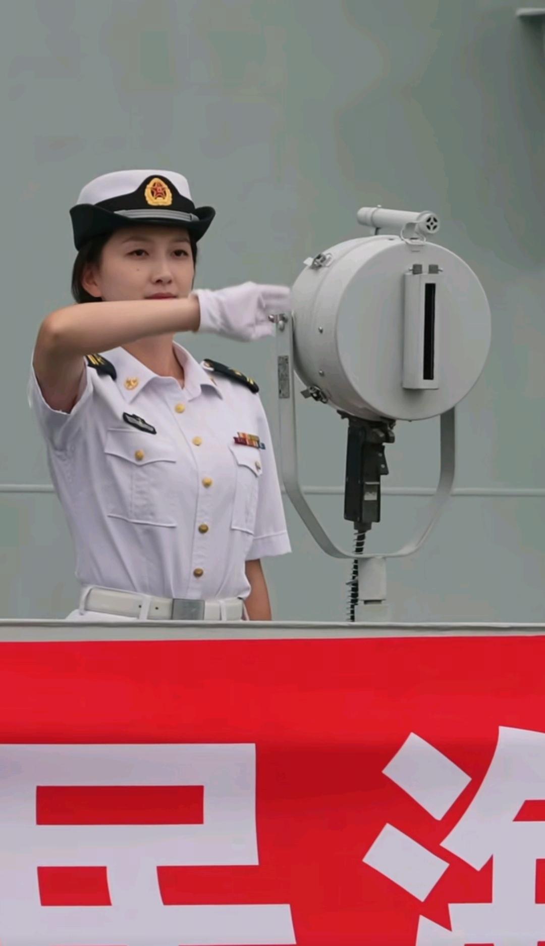 9月28日，海军女兵王茂茂戴着白色手套向大家挥手告别，这次开放日活动共5天，好多