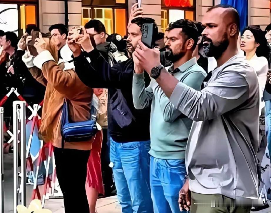 深圳科技园某公司有个印度同事，经常在群里自夸“印度工程师更牛”，甚至嘲讽批评领导