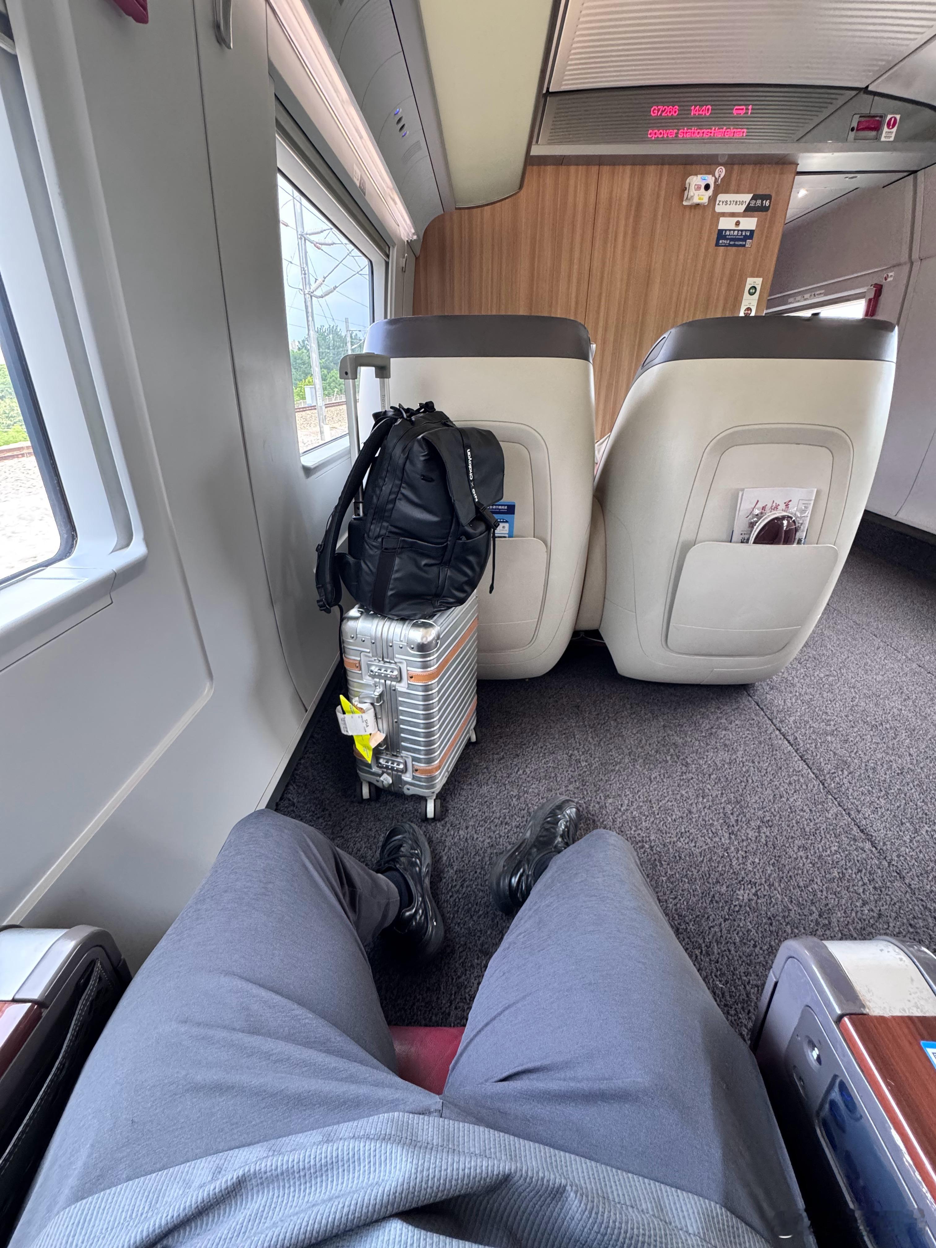 从一个空间很大的车到另一个空间很大的车，回家。电动兄弟​​​