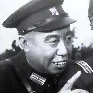 1944年，情报员文国才不幸被捕，审讯时，一名翻译突然靠前，扇了他一巴掌，文国才