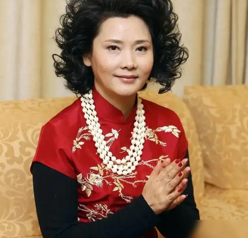 演员胡歌说：“当时，我和吴越在拍《县委大院》时，有次聊天，我说你是不是九几年的时