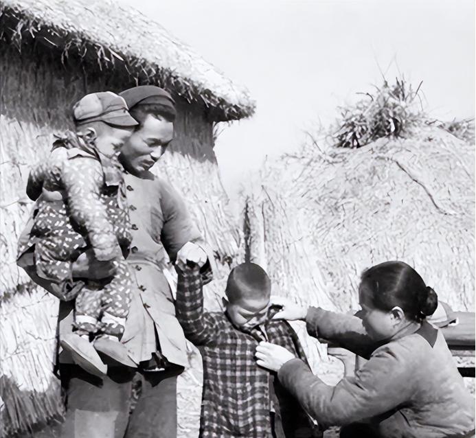 1990年的宁波街头，62岁的吴淳宝攥着褪色的地址，手心全是汗。四十年没回来