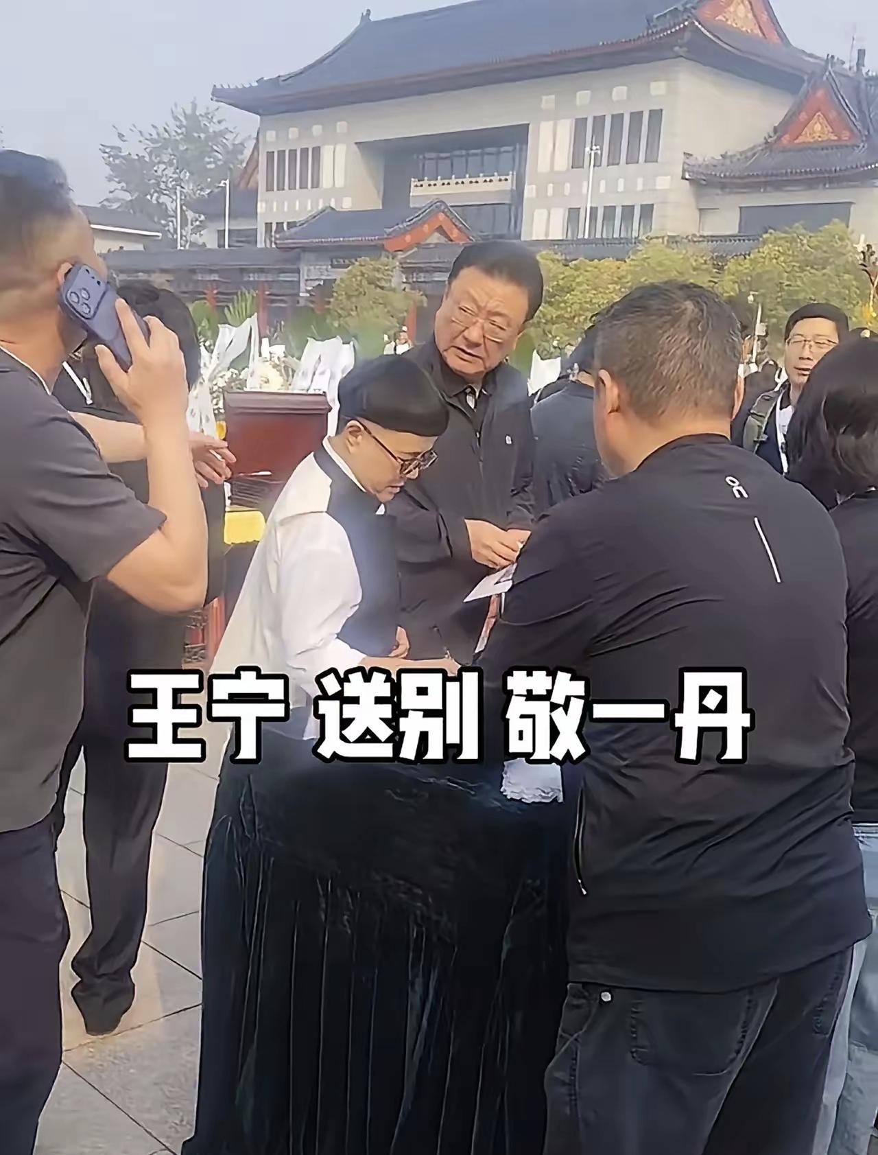 金龟子参加敬一丹葬礼的发型，还是以前的bobo头，不是之前的杀马特造型，感觉她也