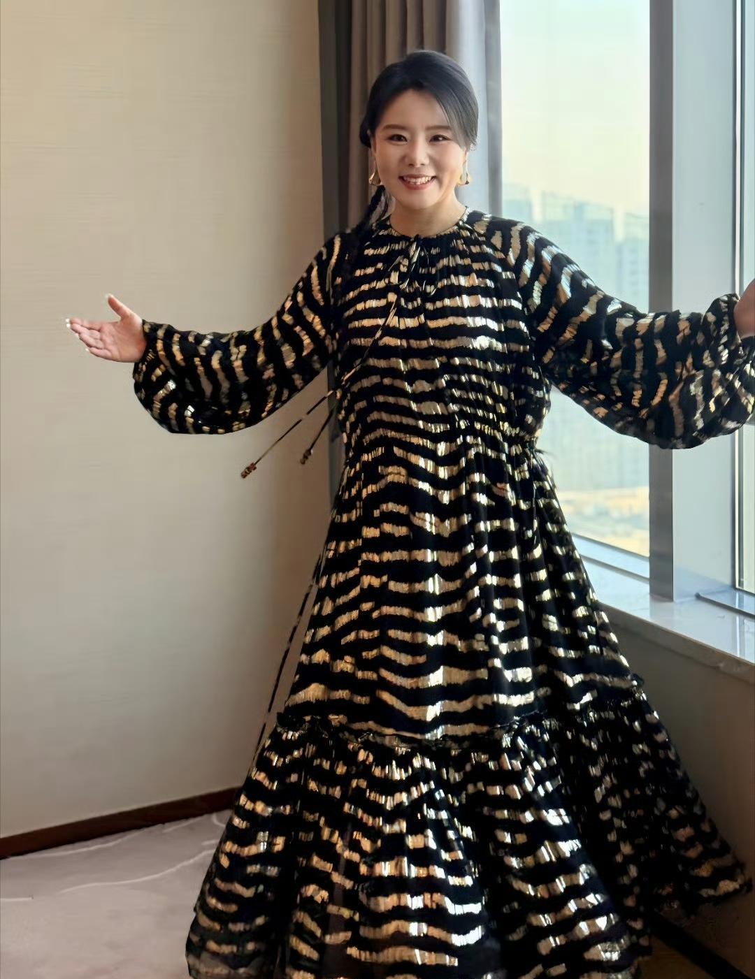 裙子普通？心态炸了。龚琳娜1月14日晒照，碎花裙超市货，笑出八颗牙。你以为