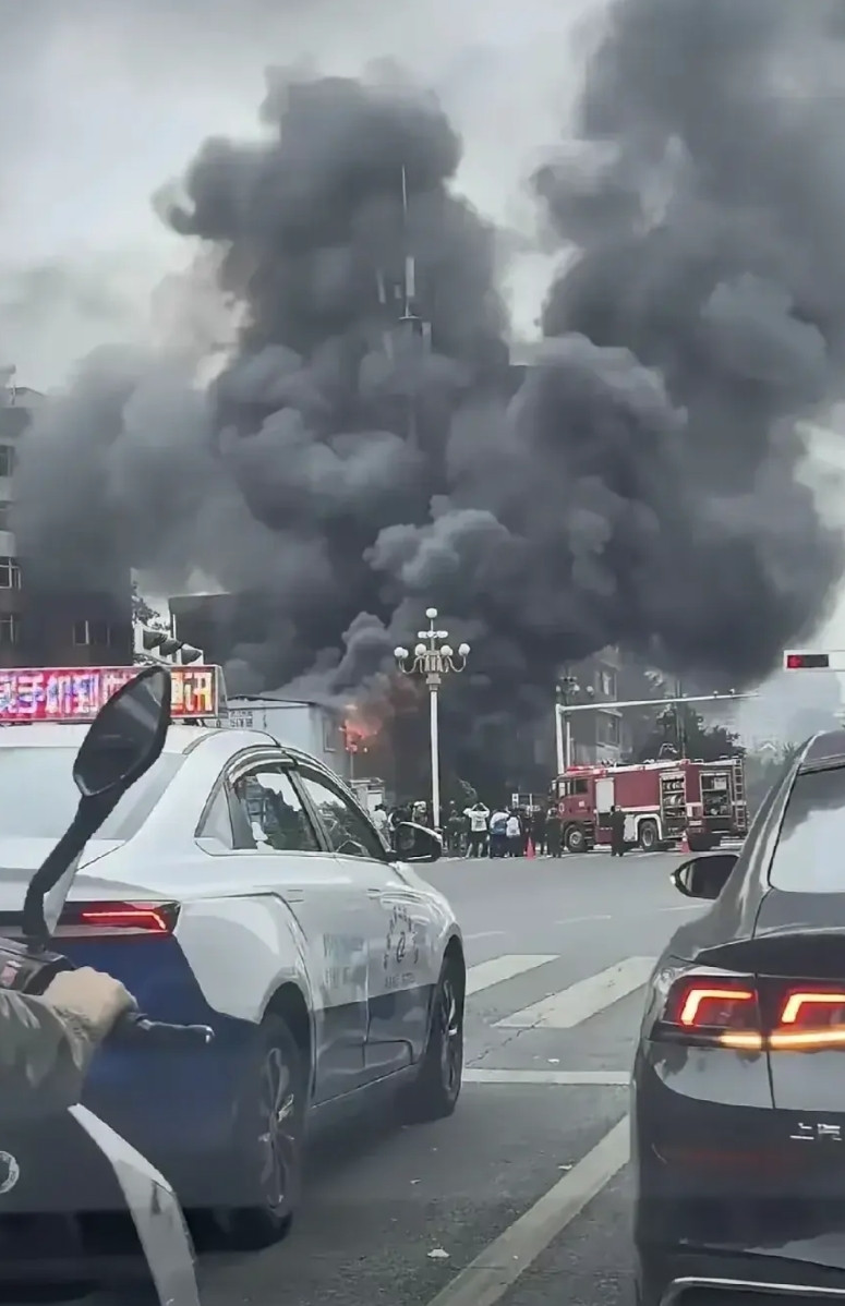 辽宁辽阳火灾事故和山西太原爆炸事故，促使人们深刻反思“九小场所”和一家一户用煤、