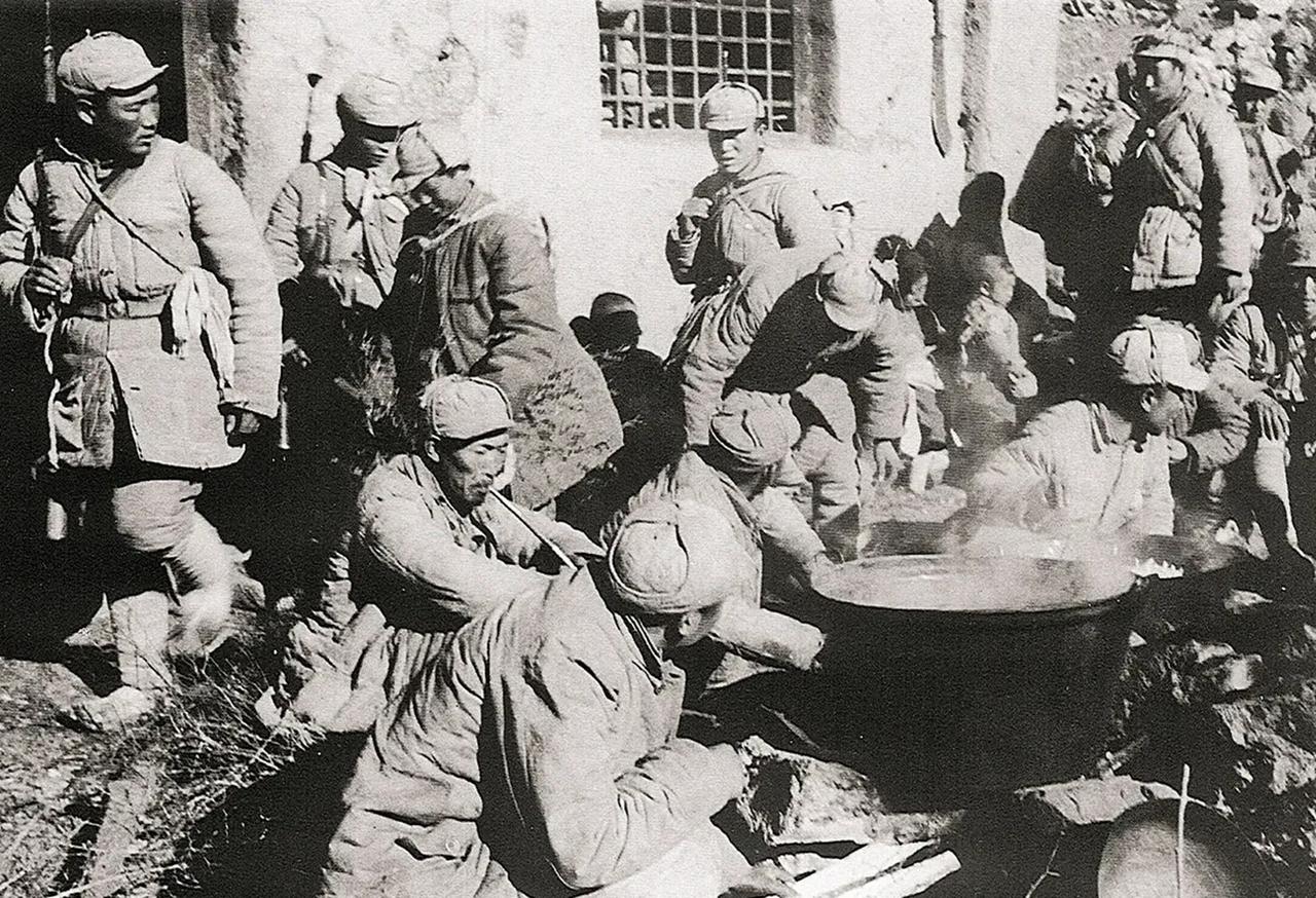 1942年冬，太行山深处，八路军某部刚打完一场伏击战，缴获了几头日军留下的生猪。