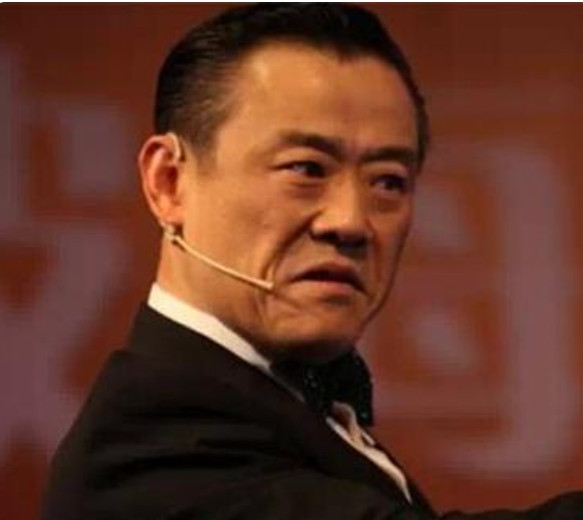 有一天，记者问周立波：“你愿不愿意跟郭德纲一起上台表演呀？”周立波回答说：“一个