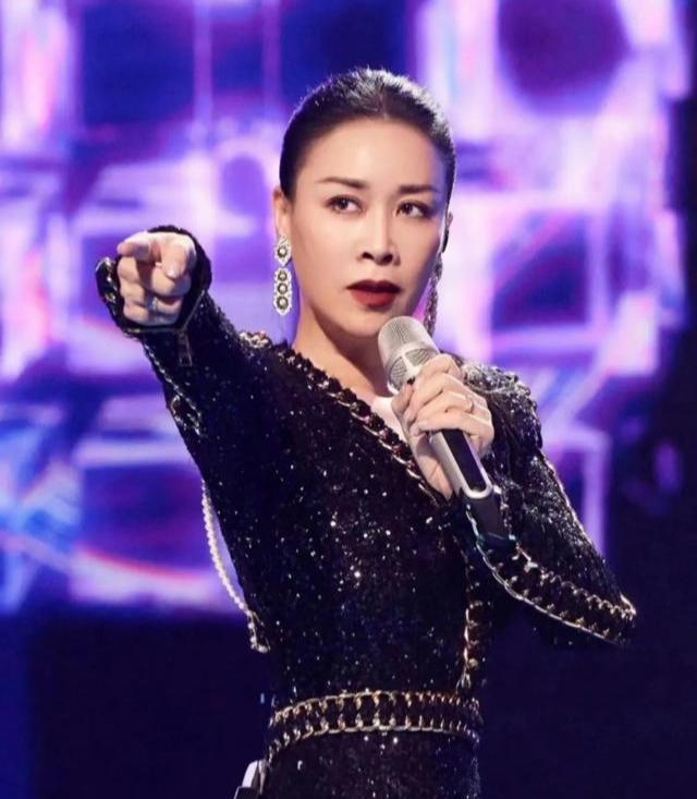 那英老公被曝约会美女，美女温柔黏人，与那英形象大不同。有网友爆料出那英在国外带