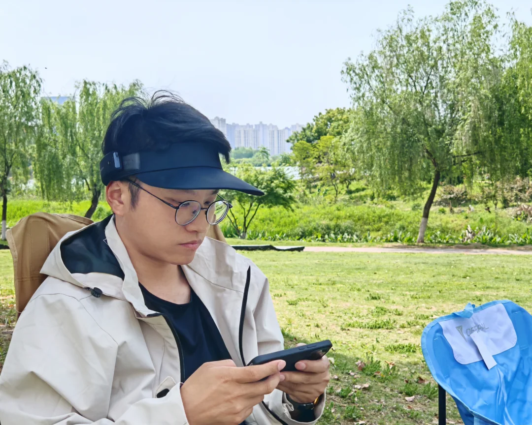 🎧 夏天户外神器！飞雅Y1帽檐耳机太绝了
