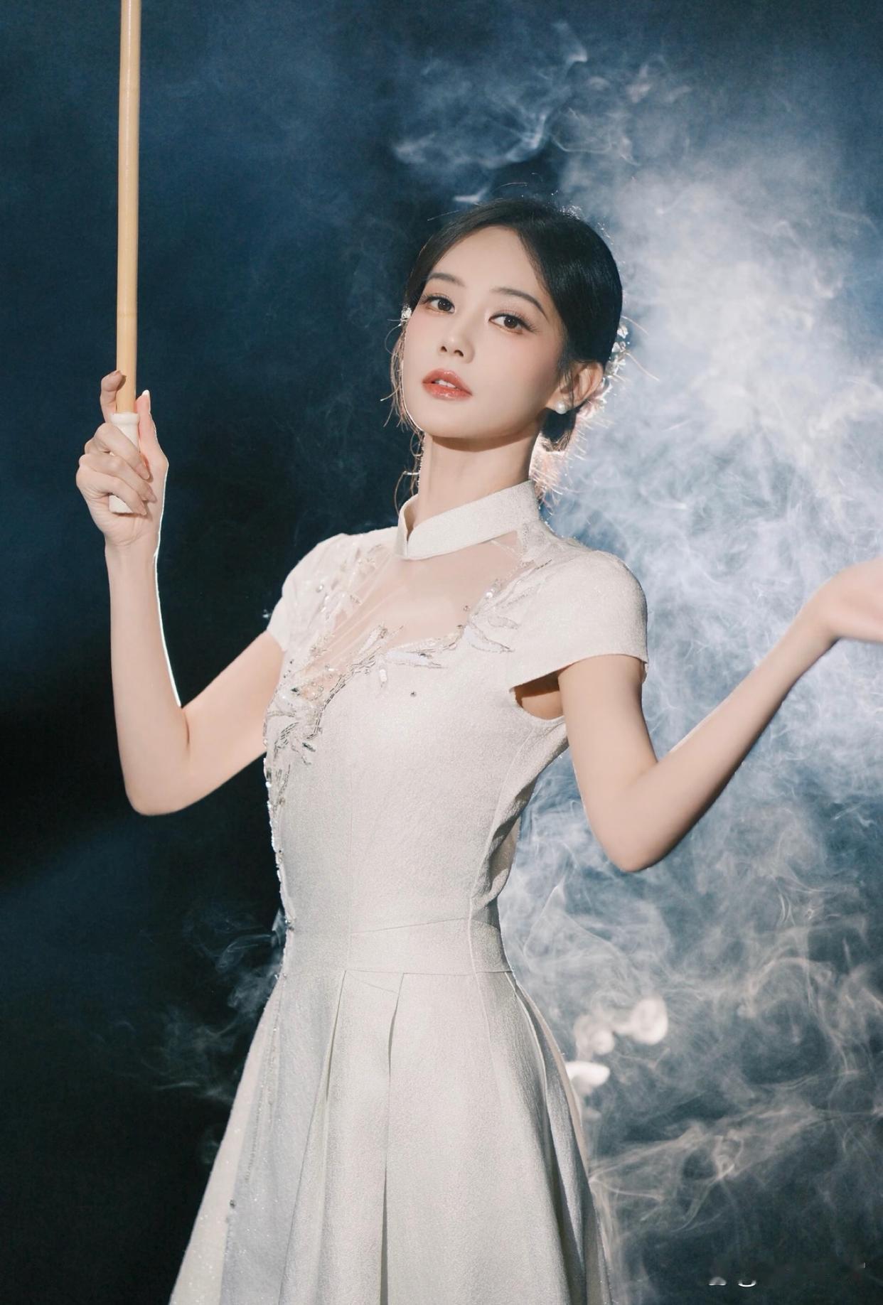 1.李一桐预定参加2027年《浪姐》，本月就会前往长沙，和节目导演组深入沟通。她期待这个机会很久了，