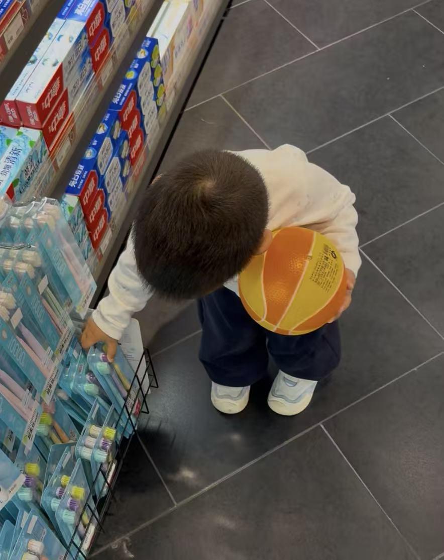 一岁多的小孩子对球这么着迷吗？昨天带儿子去母婴店打算给他买个帽子，帽子没看到