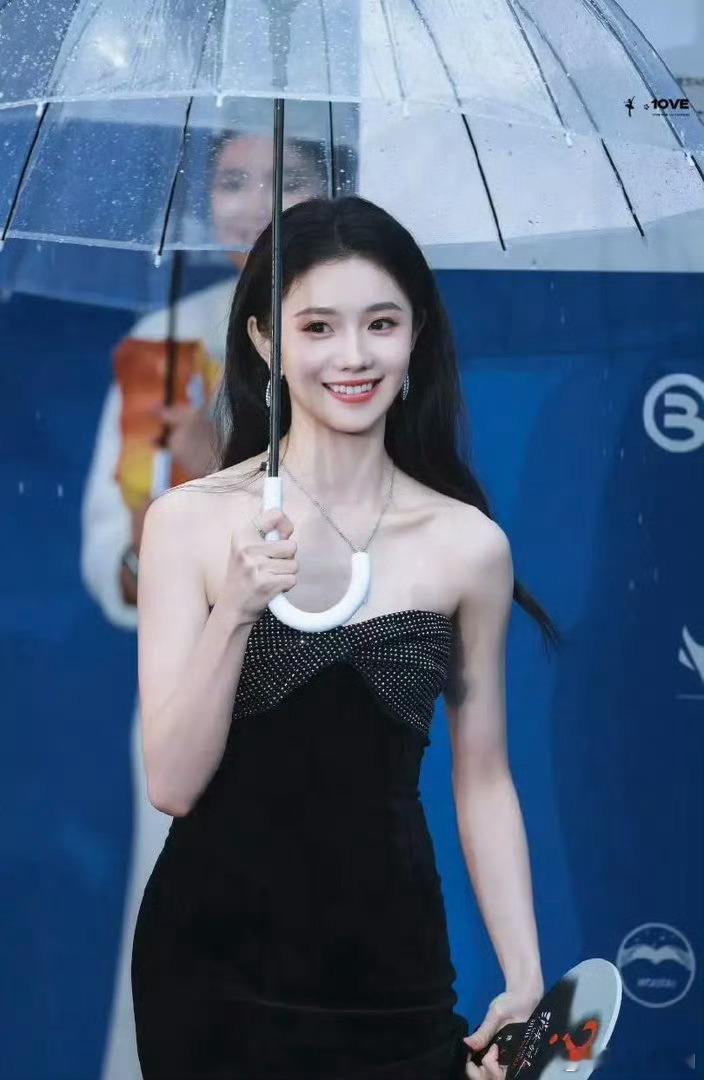 刘浩存黑丝绒长裙造型，清冷贵气又带点甜，伞下的笑眼真的好戳我！