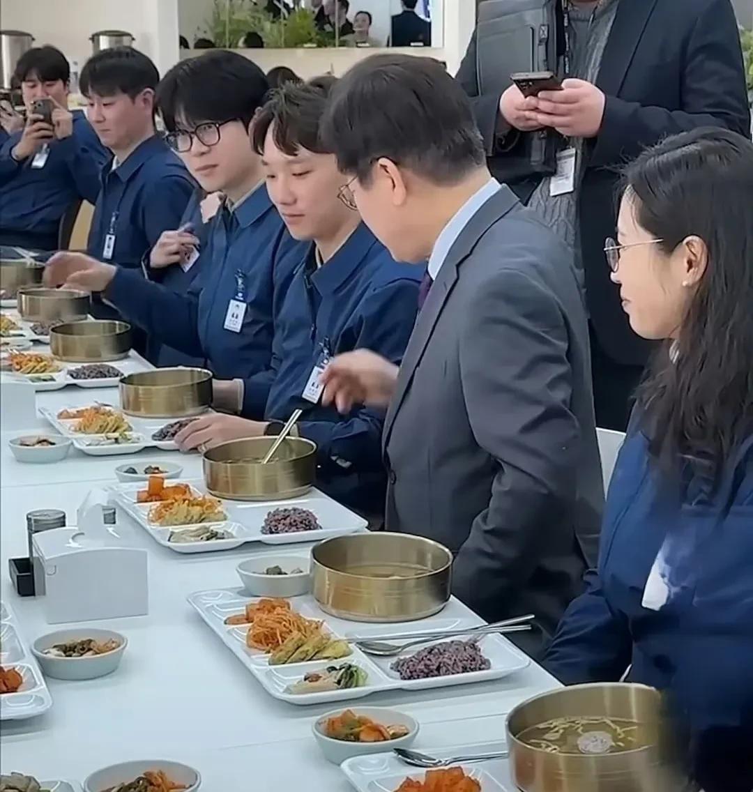韩国总统餐：红豆米饭、泡菜、酱汤，肉、蛋、奶、蔬菜水果一样也没有，从营养上来说，