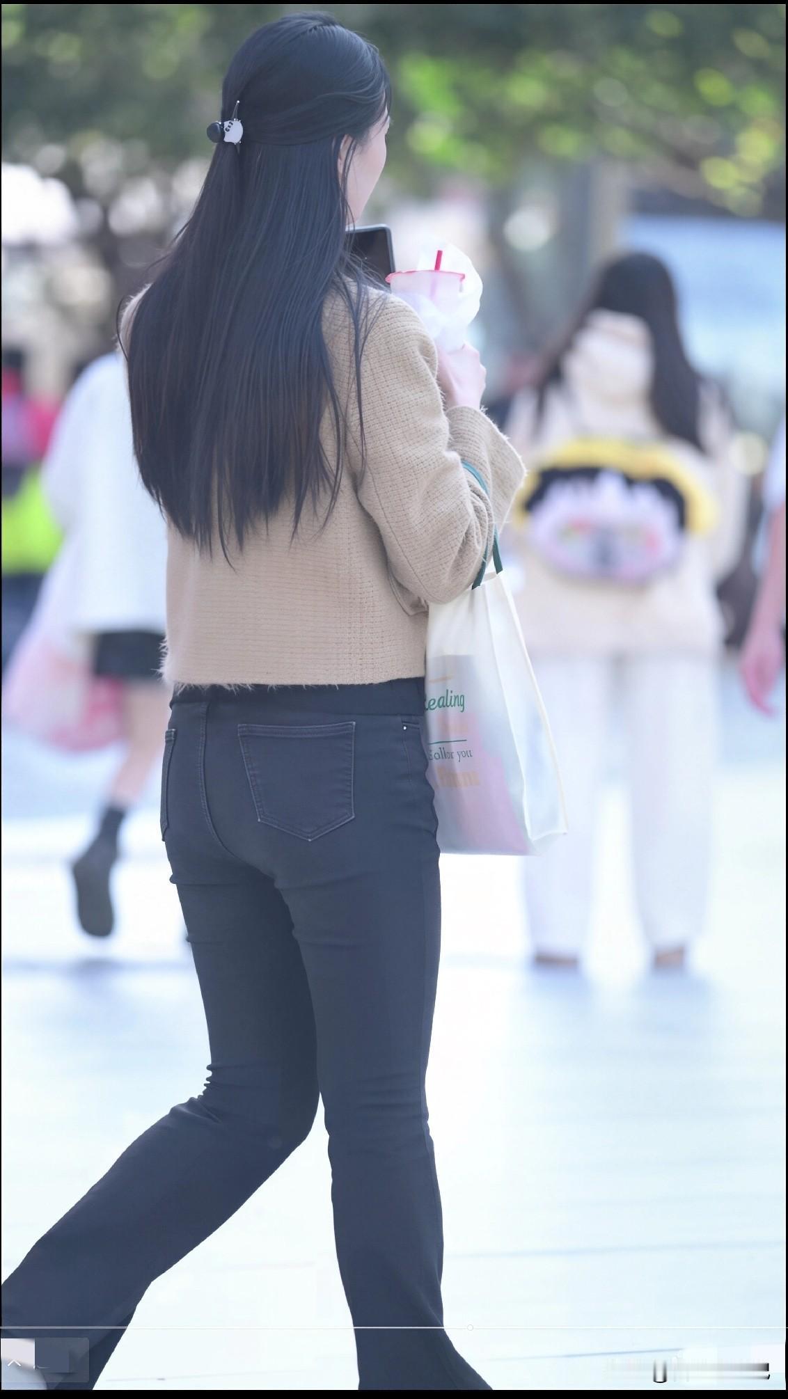 卡其毛衣+黑微喇裤，这套春季我穿最多梨形+微胖，以前买毛衣怕显肚子，买裤子