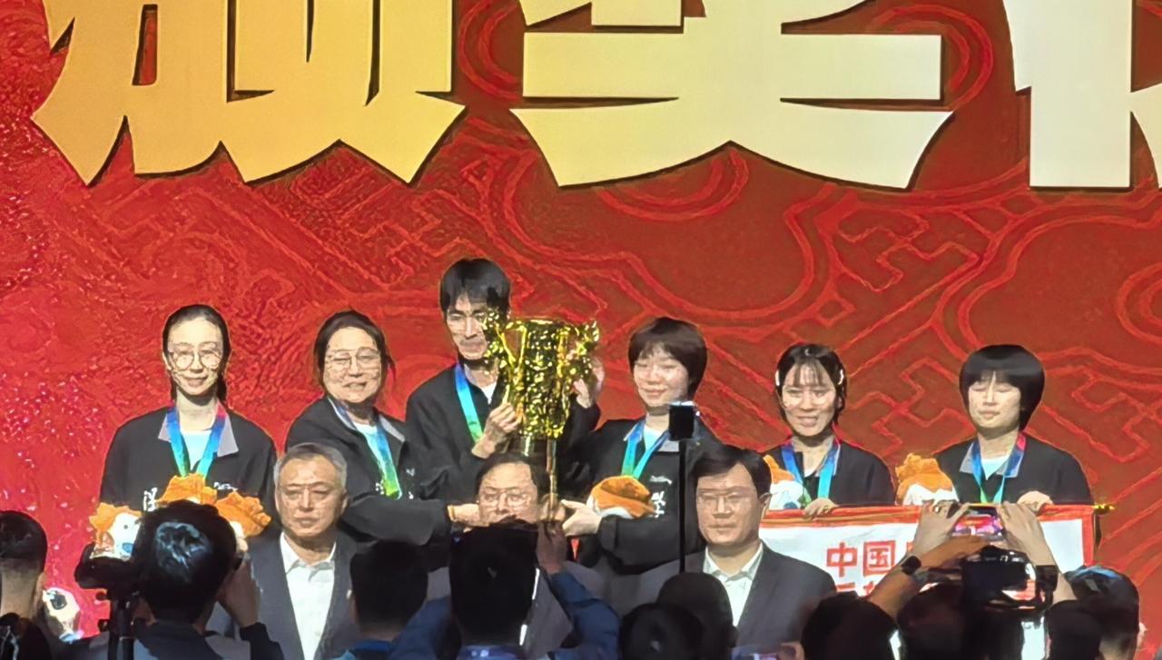 即使莎莎不在，依旧为莎莎加油，深圳大学队赢了太不容易了，蒯曼也扛起来了，今天小蘑