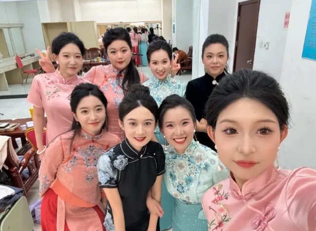顽皮哥制作！德云鼓曲社进入短剧领域，首部短剧即将开拍。近日，郭德纲在外发展的徒