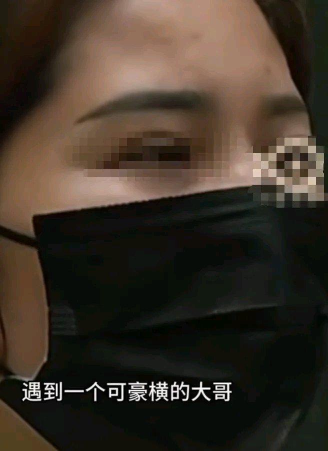 郑州的王女士做新人女主播才半月，就被“榜一大哥”狠狠坑了一把。这大哥刚开始在直播