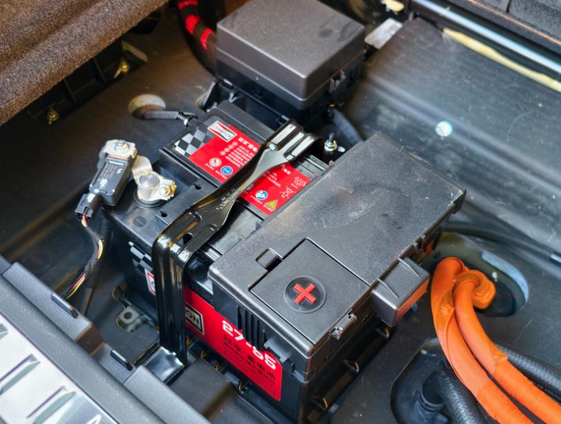 其实换汽车电瓶还是要慎重的，千万别一次打不着火就慌，再加上汽修店一说，立马就换电