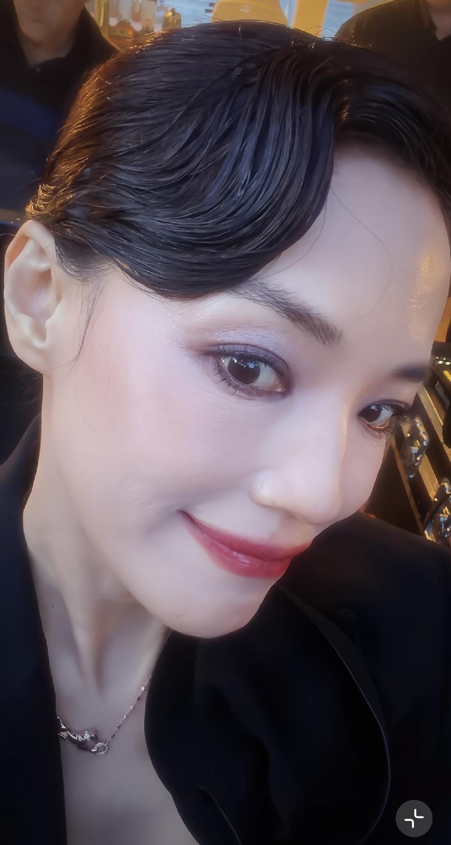 舒淇在第79届戛纳电影节上的妆容无修图有点雷人，粉底液抹得太厚了，显的脸白得不自