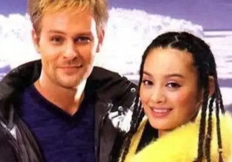 1997年，宁静跟着美国老公去见婆婆。婆婆拉着她的手说：“我们家有5000亩地的